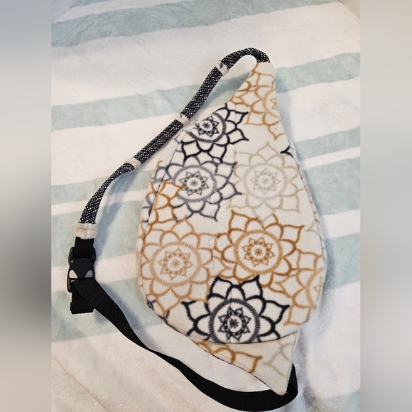 KAVU mini polar sling backpack - Picture 4 of 8